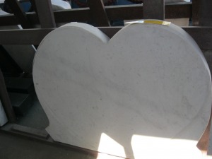 Памятник мрамор Сердце - уменьшенная 0